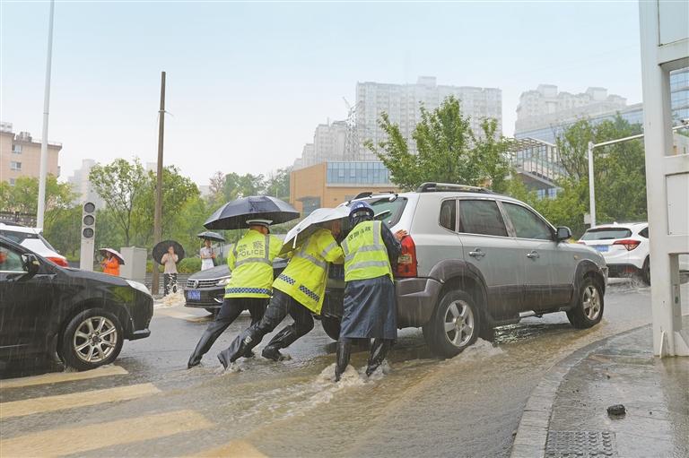 风雨中的“警察蓝”——安康公安多举措守护群众生命财产安全 